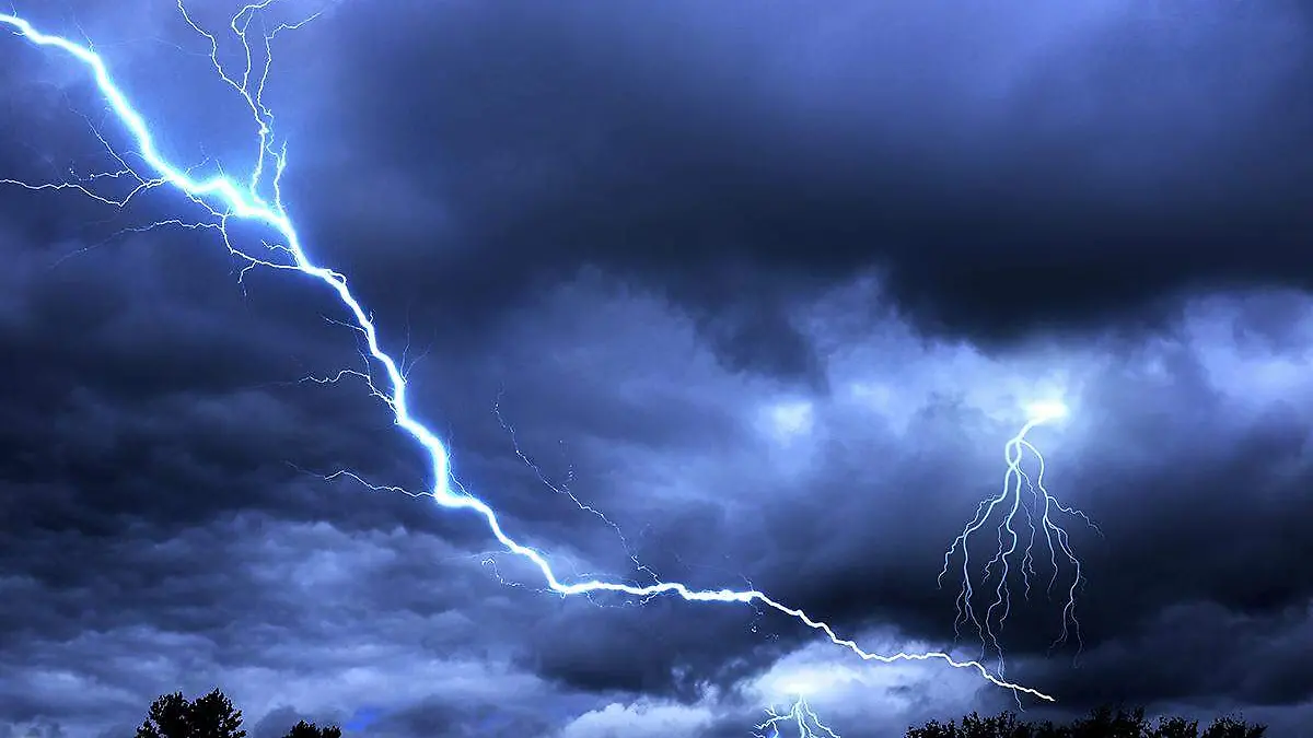 luces en el cielo tormenta